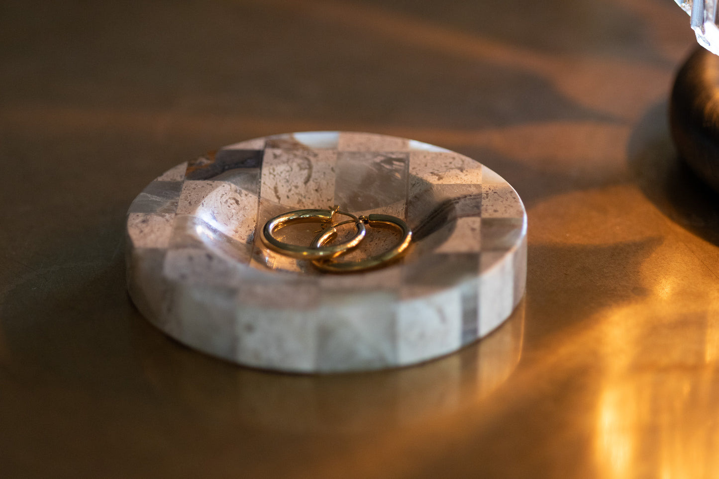 Das kleine runde Schachbrett-Tablett aus grünem Onyx und Travertin von Marmonix, mit zwei ringen