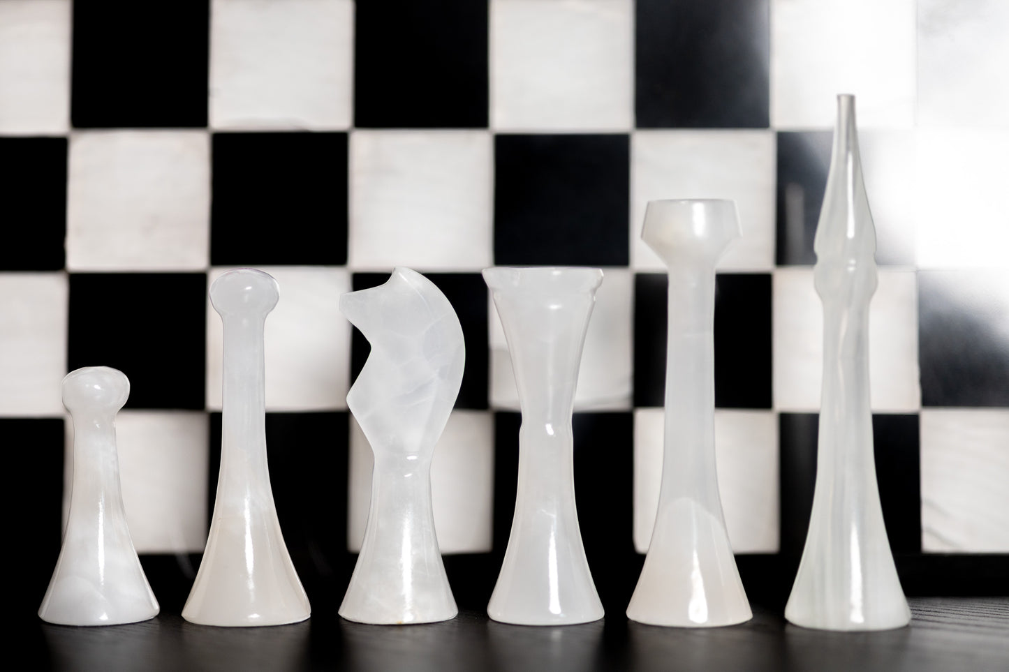 Exklusive Detailaufnahme der weißen Onyx-Schachfiguren von Marmonix, die die luxuriöse, leicht transluzente Textur und das feine natürliche Muster des edlen Natursteins hervorhebt.