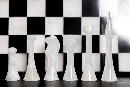 Exklusive Detailaufnahme der weißen Onyx-Schachfiguren von Marmonix, die die luxuriöse, leicht transluzente Textur und das feine natürliche Muster des edlen Natursteins hervorhebt.