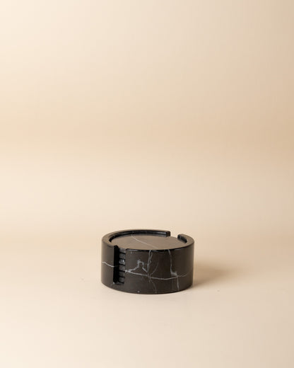 Luxus-Untersetzer-Set aus schwarzem Marmor mit passender Steinbox von Marmonix, inklusive handgefertigter, runder Glasuntersetzer.