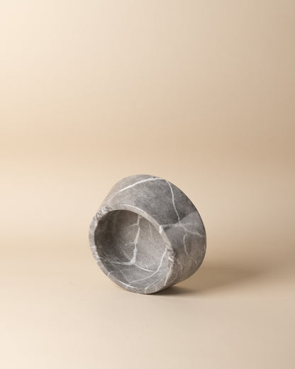 Exklusiver Hundenapf aus grauem Marmor in Größe Small von Marmonix, ein minimalistischer Futternapf aus massivem Naturstein.