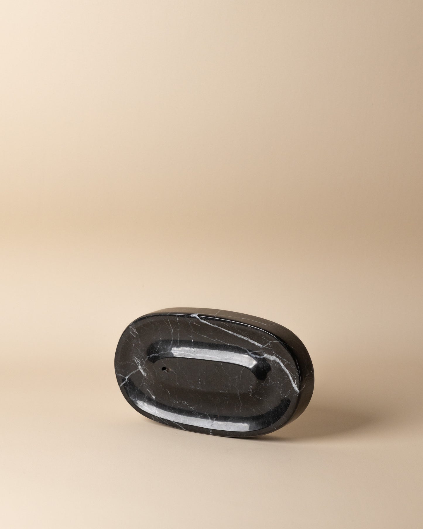 Minimalistischer ovaler Räucherstäbchenhalter aus schwarzem Marmor von Marmonix, ein elegantes Wellness-Accessoire aus Naturstein.
