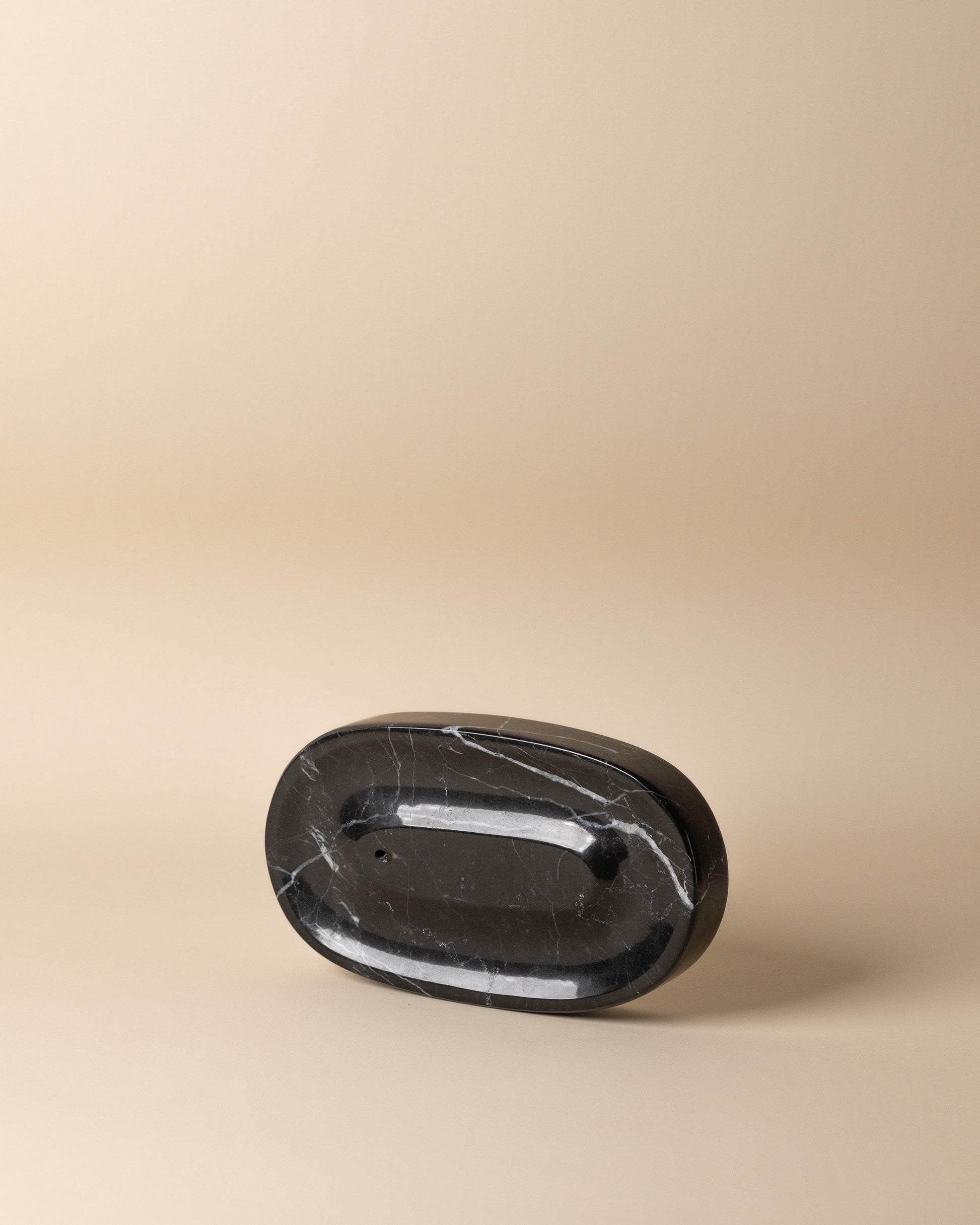 Minimalistischer ovaler Räucherstäbchenhalter aus schwarzem Marmor von Marmonix, ein elegantes Wellness-Accessoire aus Naturstein.