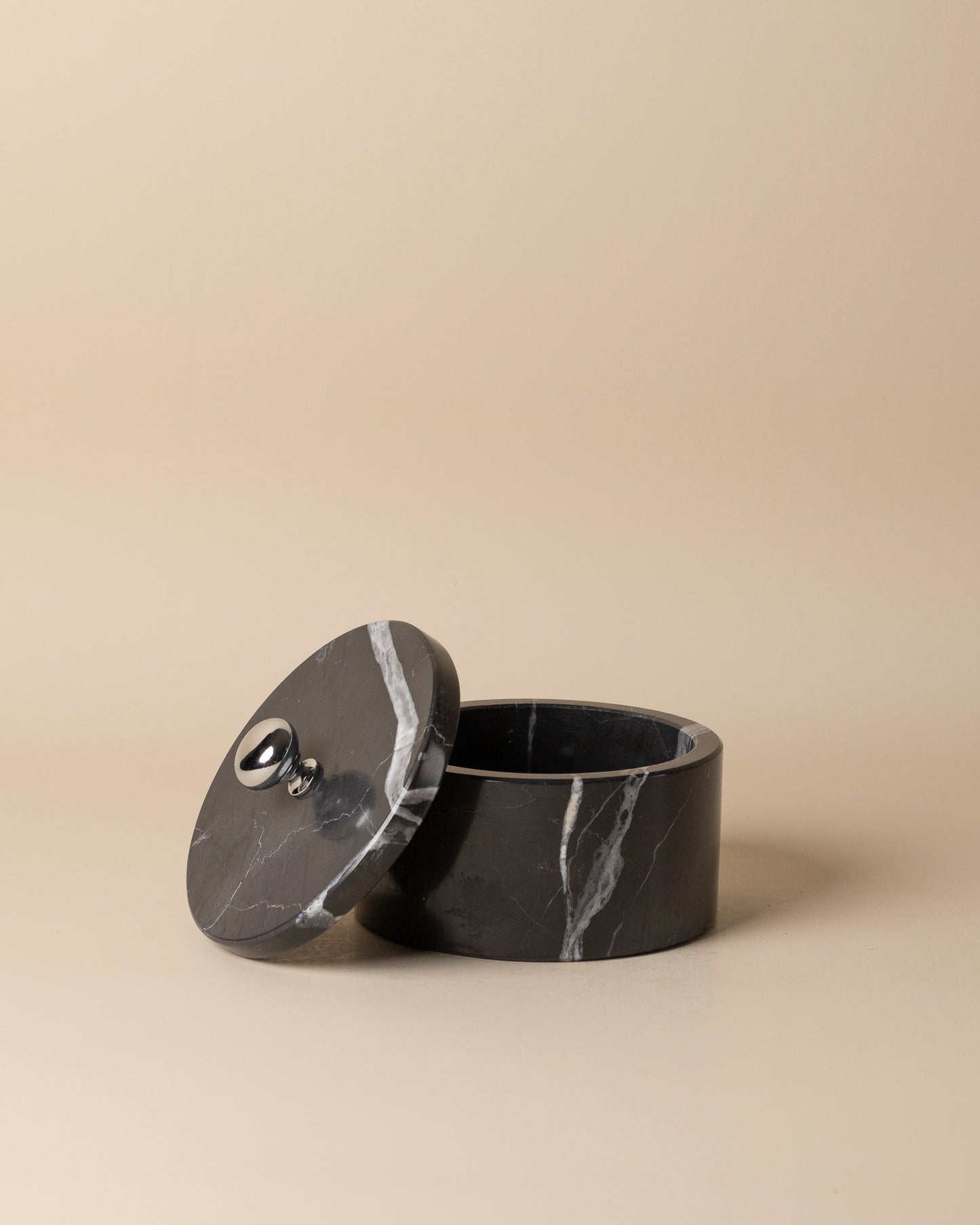 Elegante Schmuckschatulle aus schwarzem Marmor von Marmonix, eine edle, handgefertigte Naturstein-Box für luxuriöse Accessoires.
