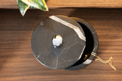 Exklusive schwarze Marmor-Schmuckbox von Marmonix, edel inszeniert in einer modernen, minimalistischen Schlafzimmer-Szenerie.