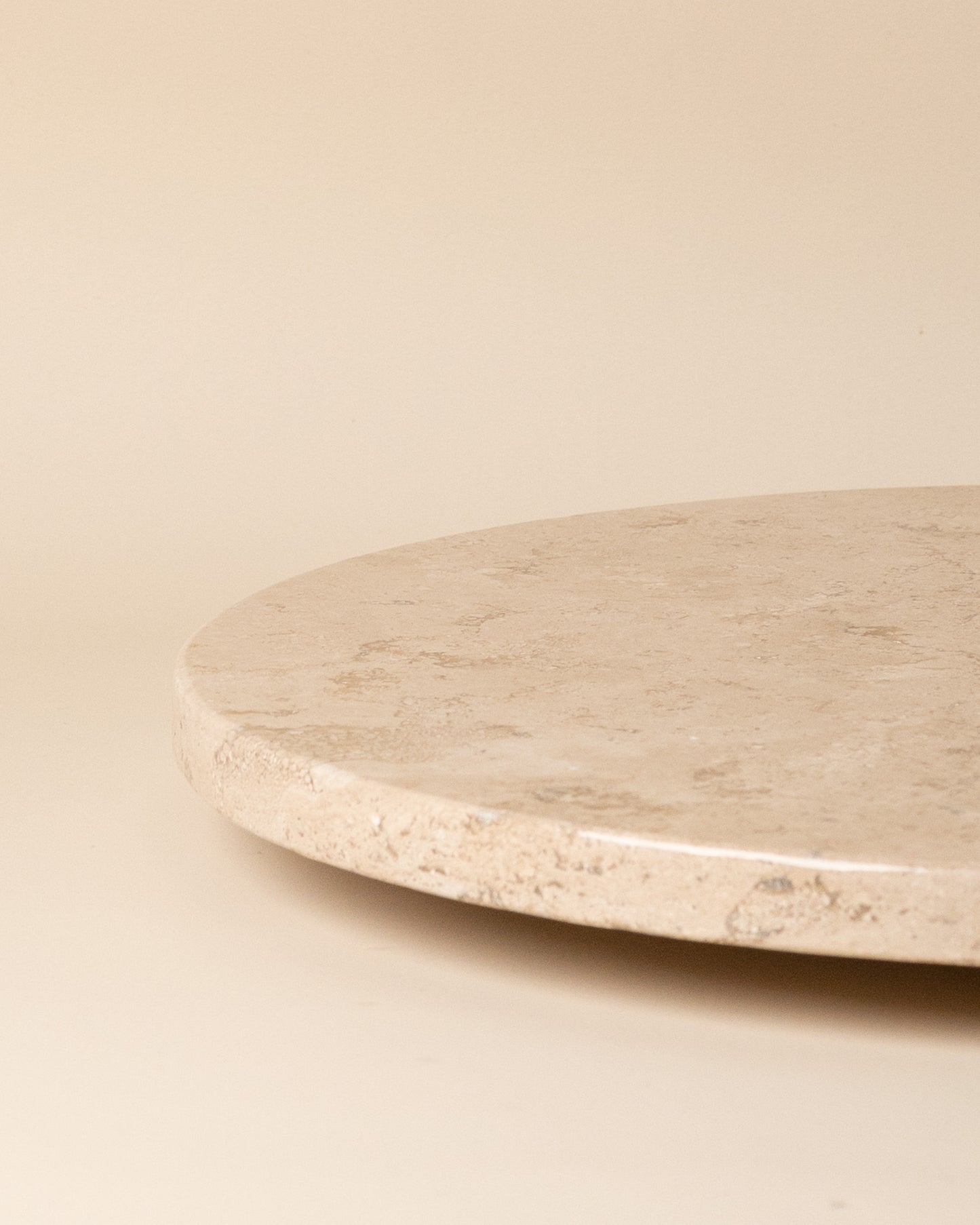 Luxus-Drehteller 'Lazy Susan' aus Travertin mit 40 cm Durchmesser von Marmonix, eine schwere, drehbare Servierplatte aus Naturstein.