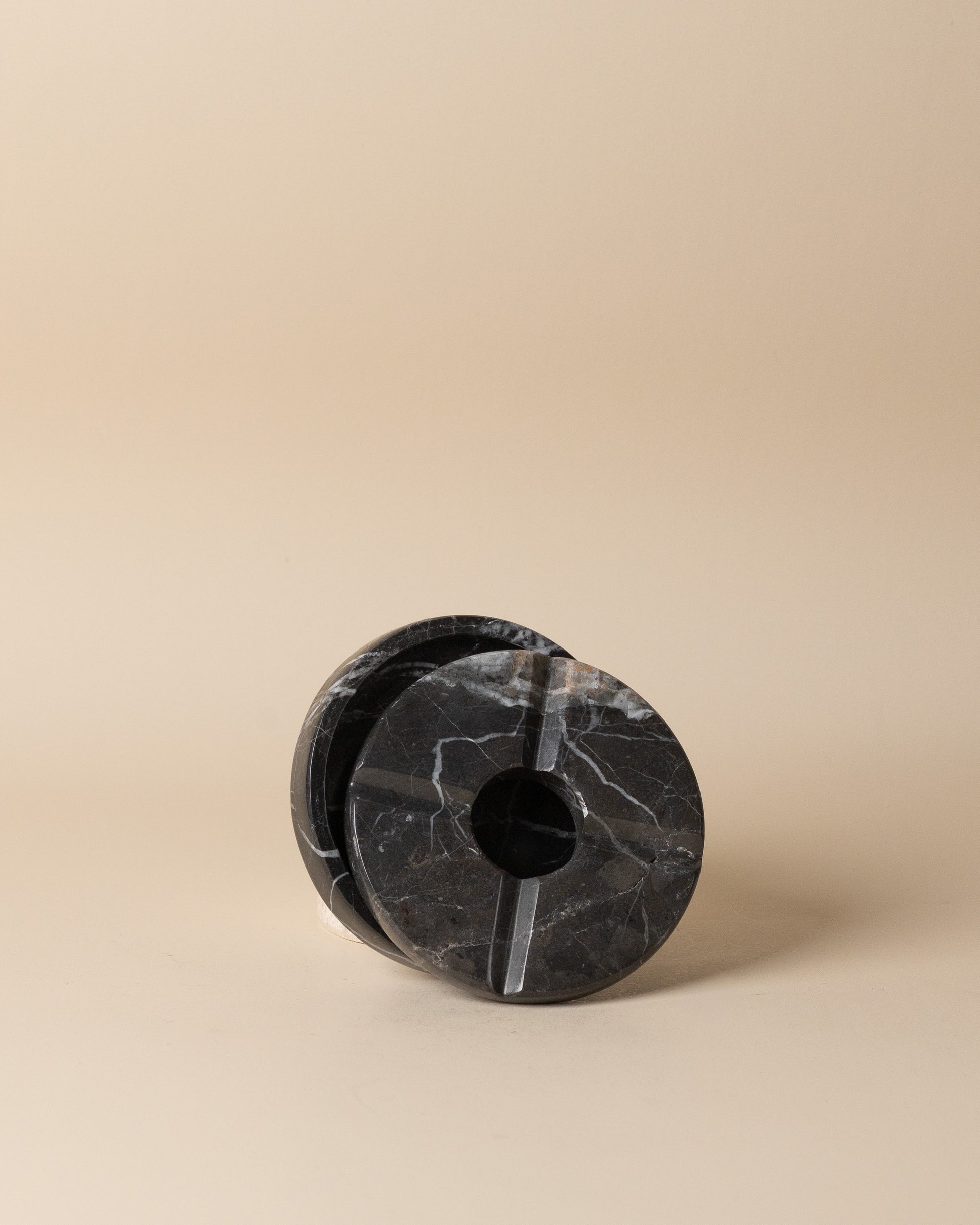 Luxus-Aschenbecher mit Deckel aus schwarzem Marmor von Marmonix, handgefertigter Designer-Aschenbecher mit passgenauem Steindeckel.