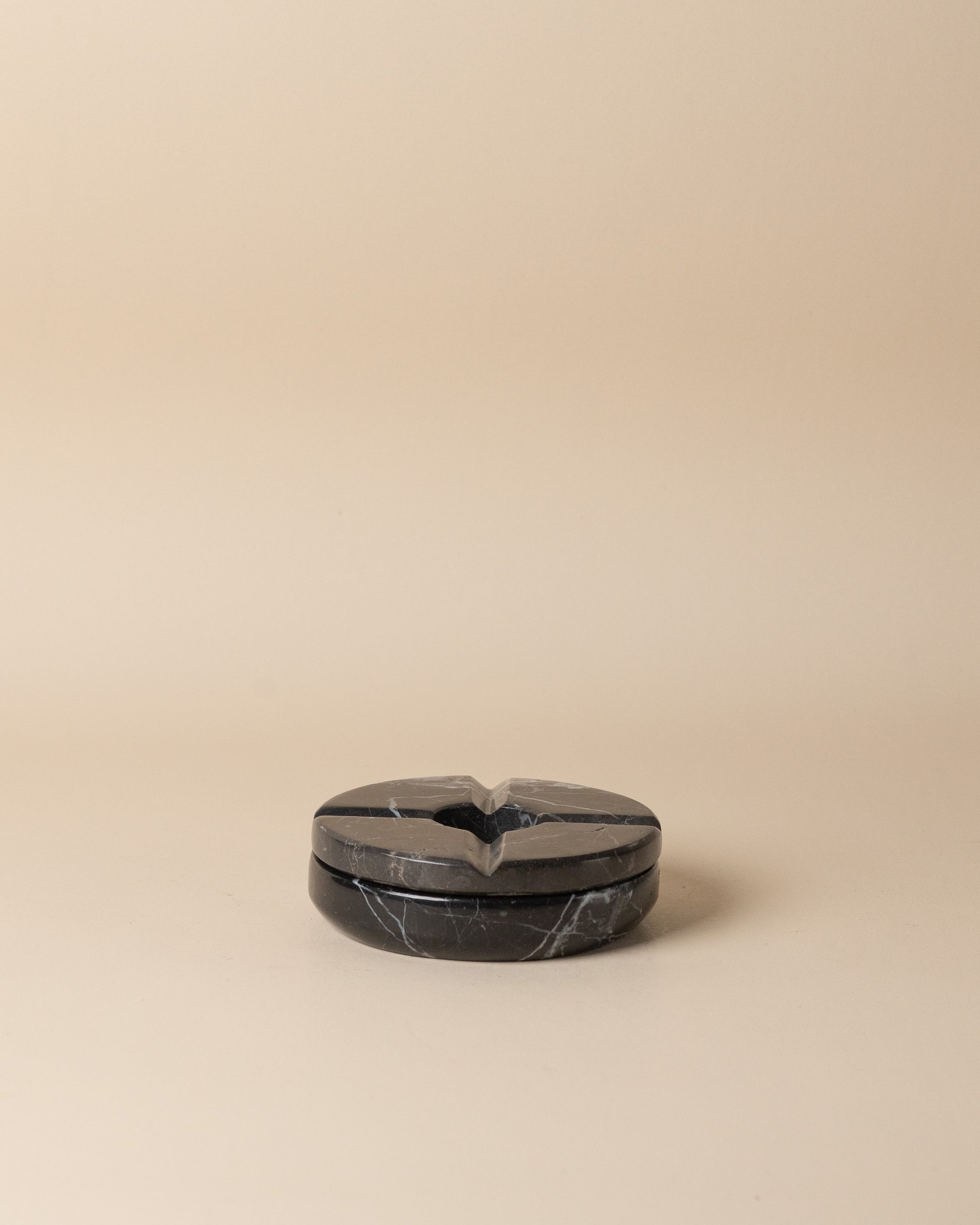 Aschenbecher mit Deckel aus schwarzem Marmor – handgefertigter Naturstein-Aschenbecher mit Deckel, luxuriöses Tischaccessoire