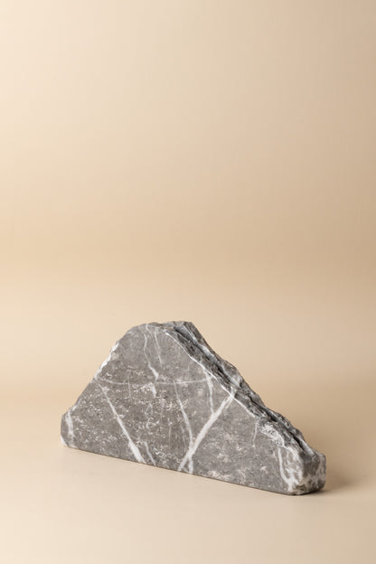 Edler Kosmetikspiegel-Ständer aus grauem Marmor von Marmonix, mit einer kunstvoll skulpturierten Basis aus Naturstein.