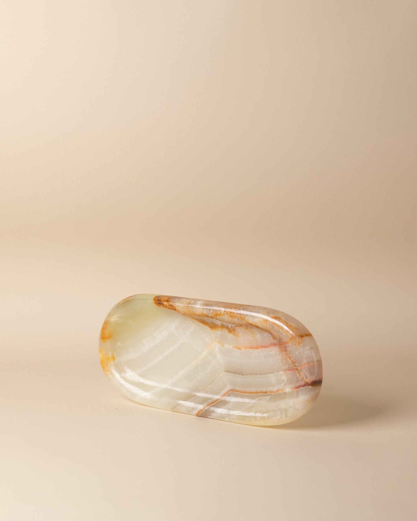 Elegante ovale Schale aus grünem Onyx von Marmonix, eine längliche Design-Deko-Schale mit ausdrucksstarker Natursteinmaserung.
