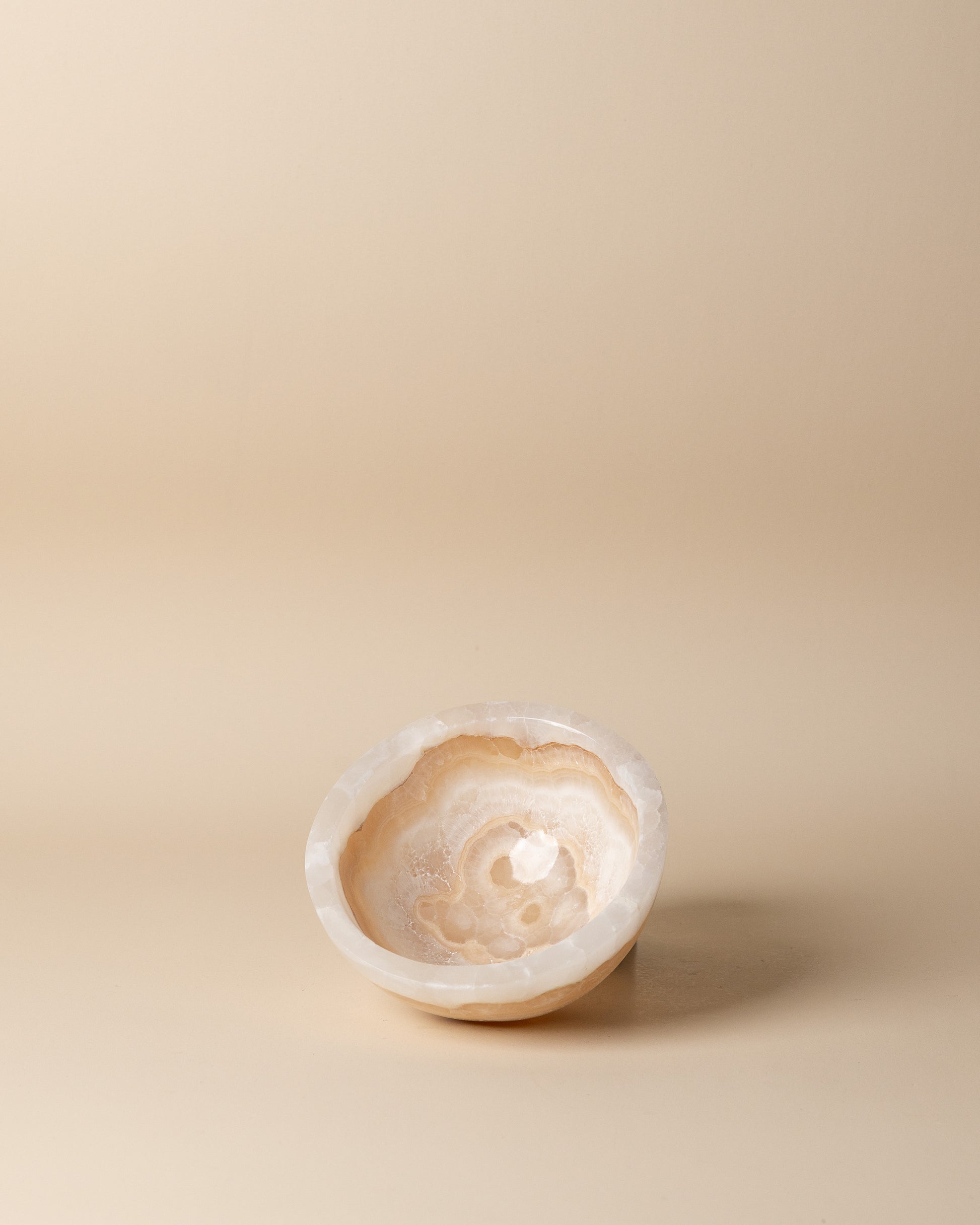 Luxus-Rundschale aus weißem Onyx-Marmor von Marmonix, ein minimalistisches, dekoratives Centerpiece aus edlem Naturstein.