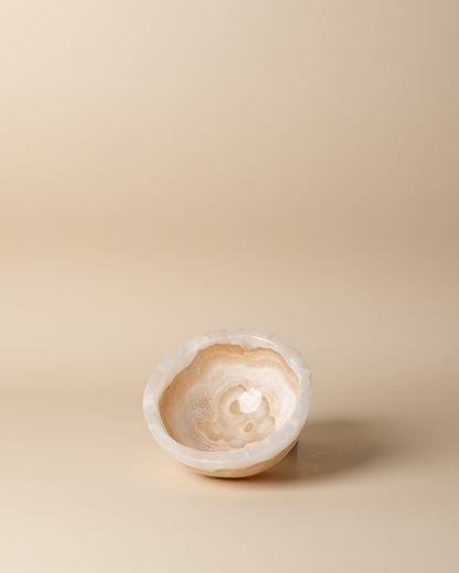 Luxus-Rundschale aus weißem Onyx-Marmor von Marmonix, ein minimalistisches, dekoratives Centerpiece aus edlem Naturstein.