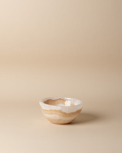 Runde Schale aus weißem Onyx – handgefertigte Dekoschale aus Naturstein mit natürlichen Onyxadern, edles Wohn- und Tischaccessoire