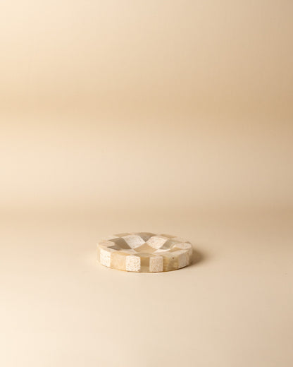 Luxuriöses kleines rundes Tablett von Marmonix mit Schachbrettmuster, handgefertigt aus edlem grünem Onyx und strukturiertem Travertin für ein exklusives geometrisches Design.