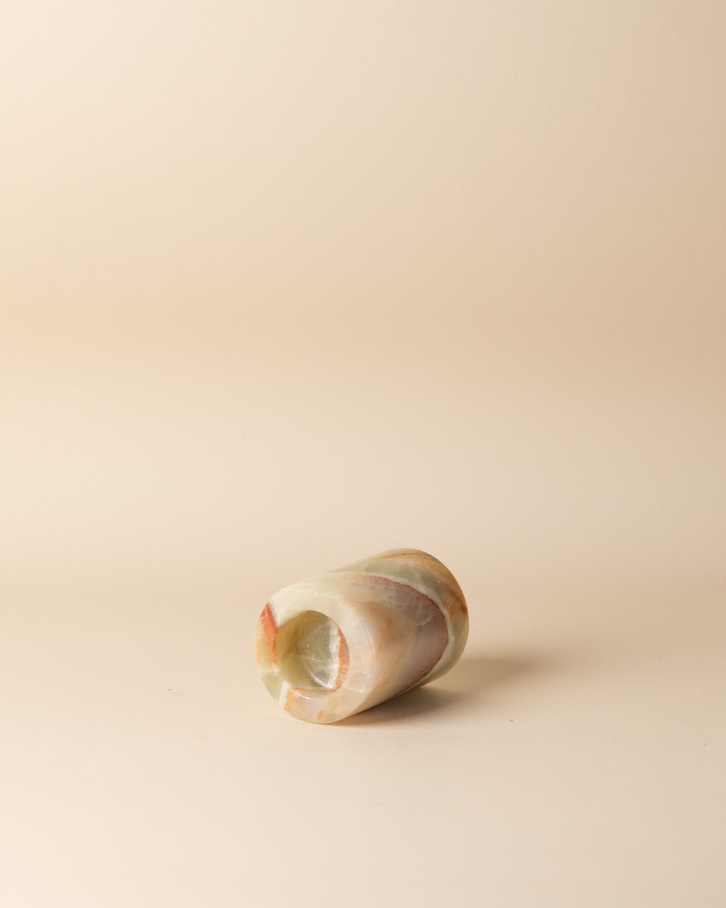 Exklusiver einzelner Teelichthalter aus grünem Onyx von Marmonix, ein kleiner transluzenter Naturstein-Kerzenleuchter.