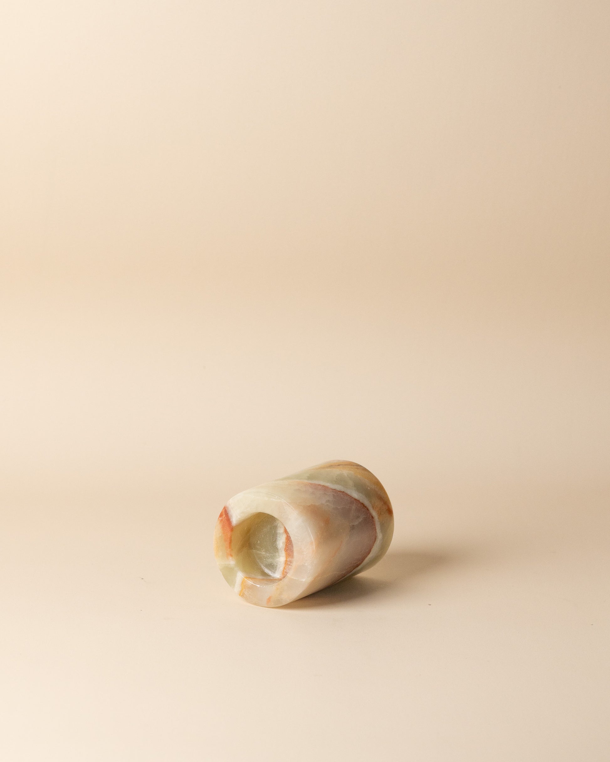 Exklusiver einzelner Teelichthalter aus grünem Onyx von Marmonix, ein kleiner transluzenter Naturstein-Kerzenleuchter.