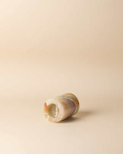 Exklusiver einzelner Teelichthalter aus grünem Onyx von Marmonix, ein kleiner transluzenter Naturstein-Kerzenleuchter.