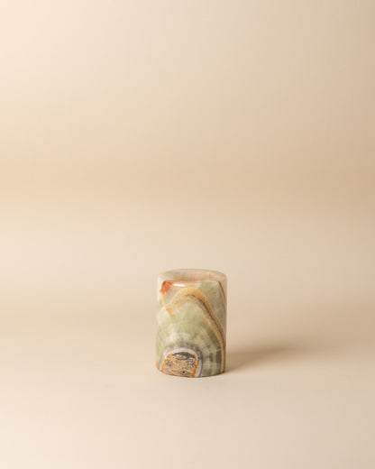 Einzelner Teelichthalter aus grünem Onyx – handgefertigter Naturstein-Teelichthalter, leuchtendes Grün mit warmem Kerzenschein