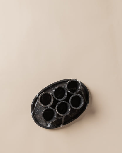 Vogelperspektive auf das Tequila-Shot-Set aus schwarzem Marmor, ordentlich auf dem passenden Serviertablett platziert.