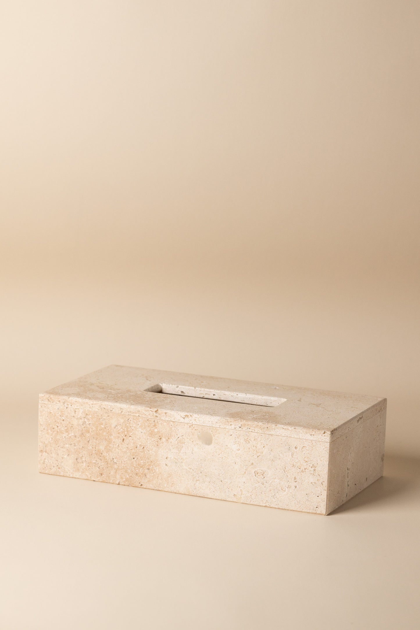 Luxus-Kosmetiktuchbox-Abdeckung aus Travertin von Marmonix, eine rechteckige Naturstein-Halterung für ein elegantes Badezimmer.