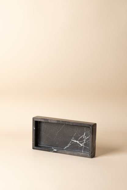 Luxus-rechteckiges Marmortablett in 20x10 cm von Marmonix, ein schmales und elegantes Natursteintablett für das Bade- oder Wohnzimmer.