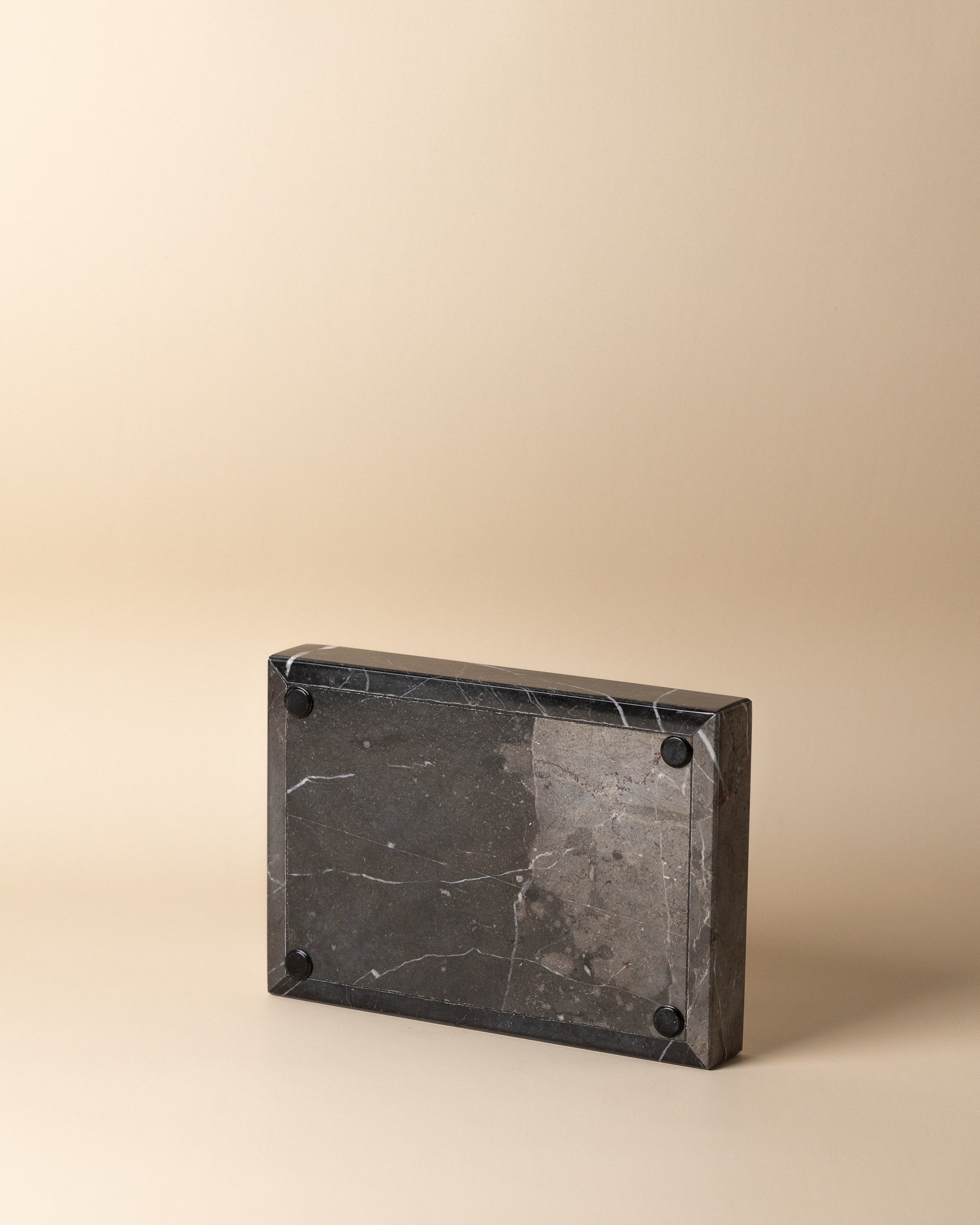 Exklusives rechteckiges Marmortablett in 20x14 cm von Marmonix, handgefertigt aus poliertem, massivem Naturstein.