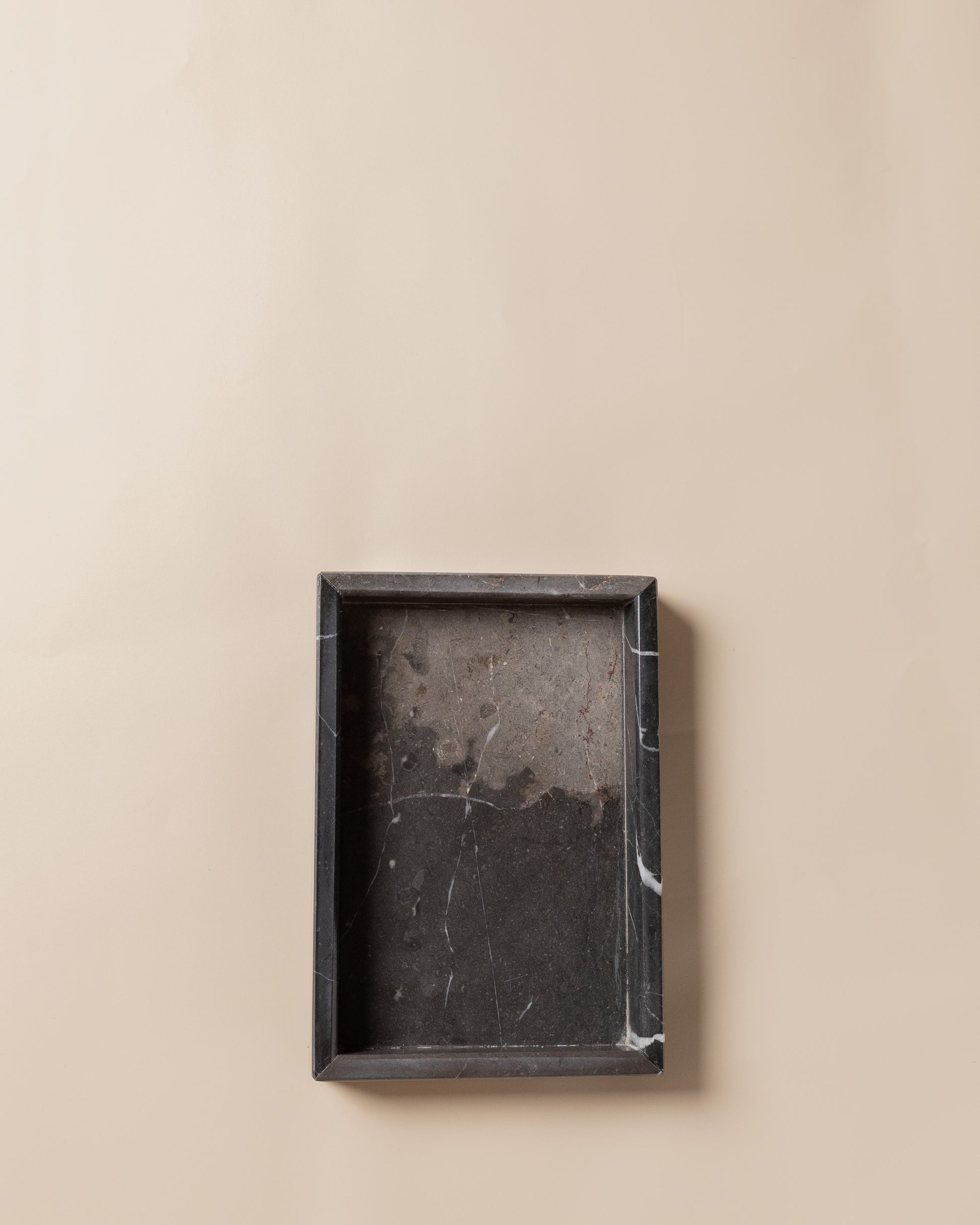 Symmetrische Draufsicht auf das 20x14 cm große Serviertablett aus poliertem schwarzem Marmor.