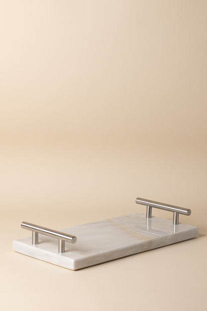 Luxus-Marmortablett mit Griffen aus weißem Marmor von Marmonix, ein exklusives, handgefertigtes Serviertablett aus edlem Naturstein.