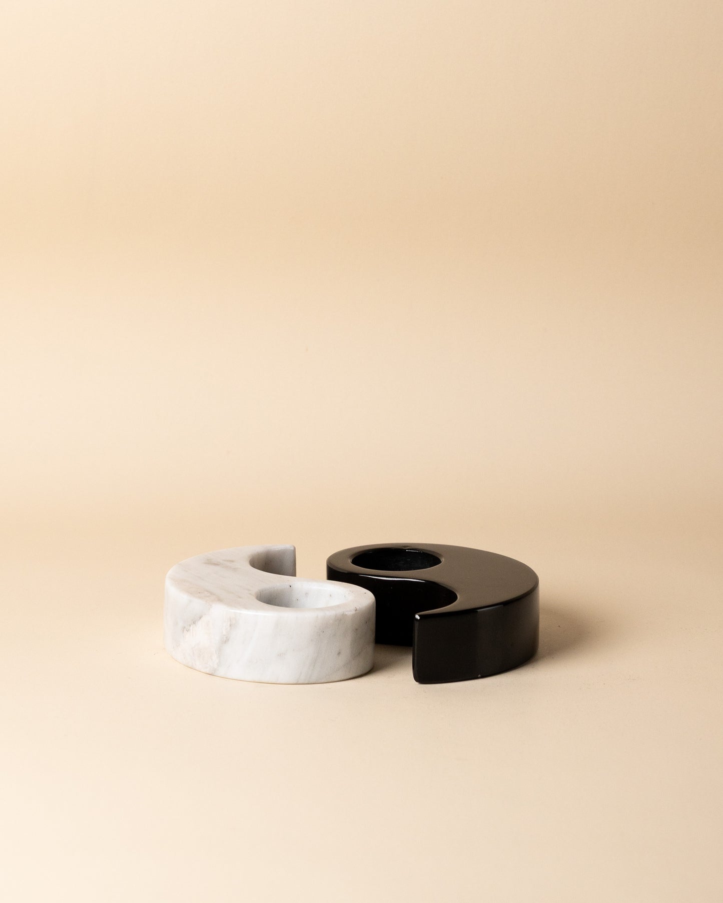 Ikonischer Yin-Yang-Teelichthalter im Set aus weißem und schwarzem Marmor von Marmonix, ein symbolträchtiges Naturstein-Centerpiece.