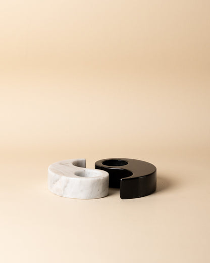 Ikonischer Yin-Yang-Teelichthalter im Set aus weißem und schwarzem Marmor von Marmonix, ein symbolträchtiges Naturstein-Centerpiece.